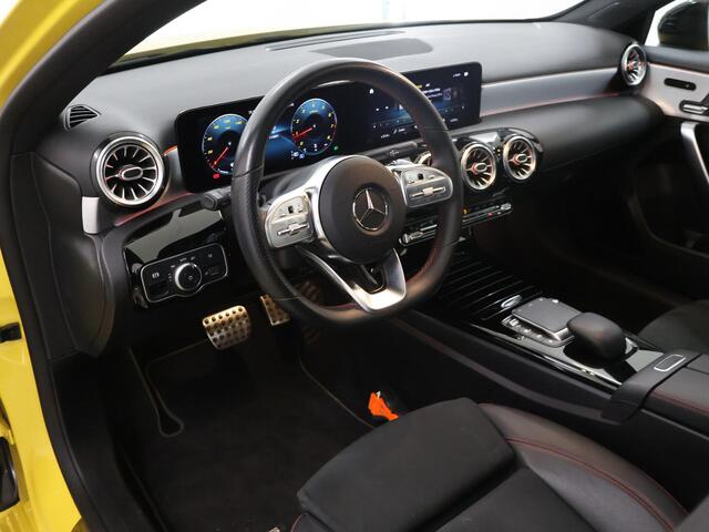 Mercedes-Benz A-KLASSE 180 Business Solution AMG | Night | Multibeam | Panoramadak | Widescreen | Sfeerverlichting |