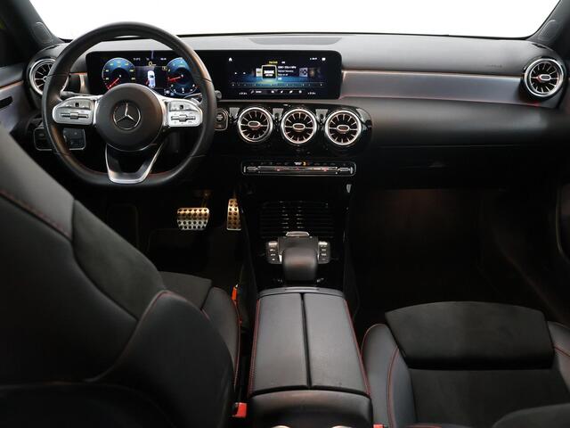 Mercedes-Benz A-KLASSE 180 Business Solution AMG | Night | Multibeam | Panoramadak | Widescreen | Sfeerverlichting |