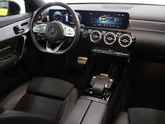 Mercedes-Benz A-KLASSE 180 Business Solution AMG | Night | Multibeam | Panoramadak | Widescreen | Sfeerverlichting |