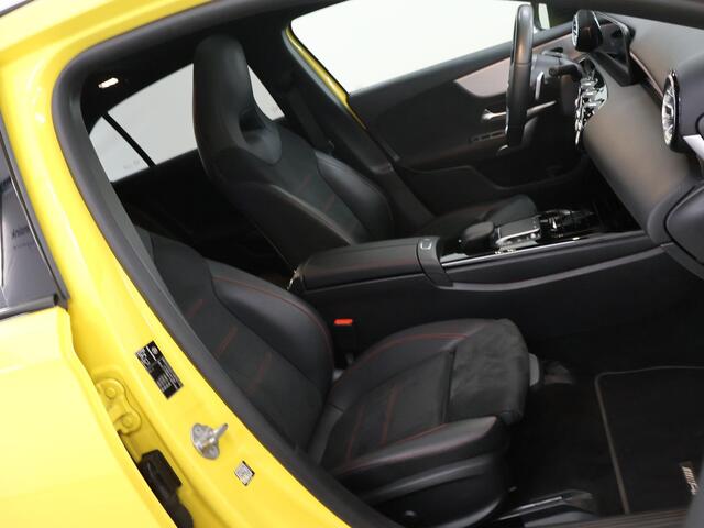 Mercedes-Benz A-KLASSE 180 Business Solution AMG | Night | Multibeam | Panoramadak | Widescreen | Sfeerverlichting |