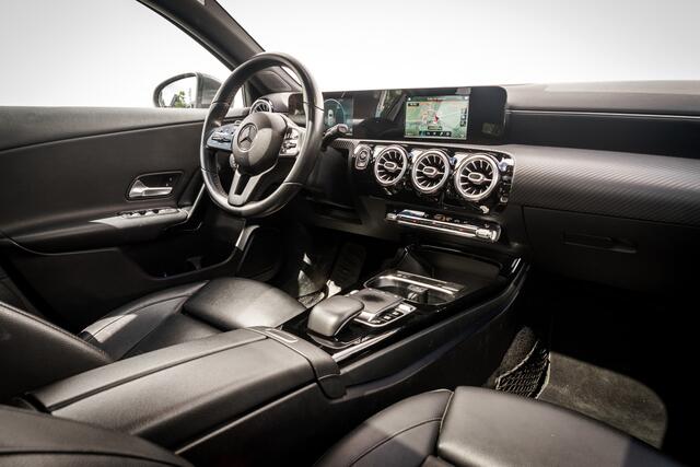 Mercedes-Benz A-KLASSE 200d Automaat Premium I Panoramadak I Zwart Leder I Widescreen Cockpit I LED