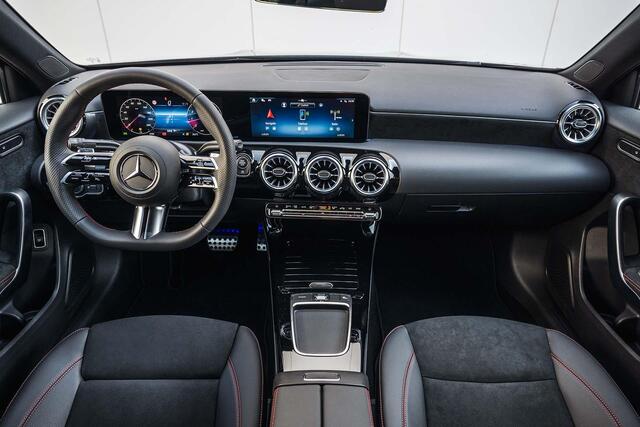 Mercedes-Benz A-KLASSE 180 Star Edition | AMG | Night | Keyless | Sfeerverlichting | Stoelverwarming | Achteruitrijcamera |