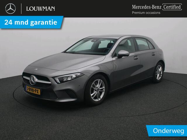 Mercedes-Benz A-KLASSE 160 Business Solution Achteruitrijcamera | Ledkoplampen | Spiegelpakket | Stoelverwarming voor. Inclusief 24 maanden Mercedes-Benz Certified garantie voor Europa.