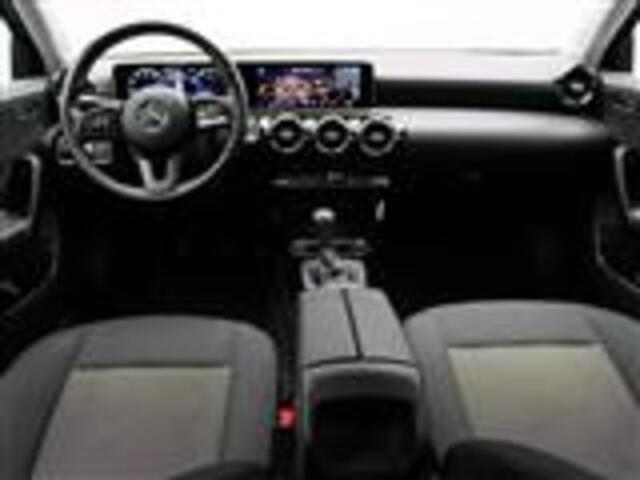 Mercedes-Benz A-KLASSE 160 Business Solution Achteruitrijcamera | Ledkoplampen | Spiegelpakket | Stoelverwarming voor. Inclusief 24 maanden Mercedes-Benz Certified garantie voor Europa.