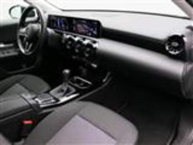 Mercedes-Benz A-KLASSE 160 Business Solution Achteruitrijcamera | Ledkoplampen | Spiegelpakket | Stoelverwarming voor. Inclusief 24 maanden Mercedes-Benz Certified garantie voor Europa.