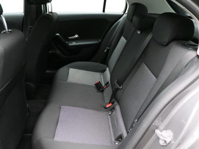 Mercedes-Benz A-KLASSE 160 Business Solution Achteruitrijcamera | Ledkoplampen | Spiegelpakket | Stoelverwarming voor. Inclusief 24 maanden Mercedes-Benz Certified garantie voor Europa.