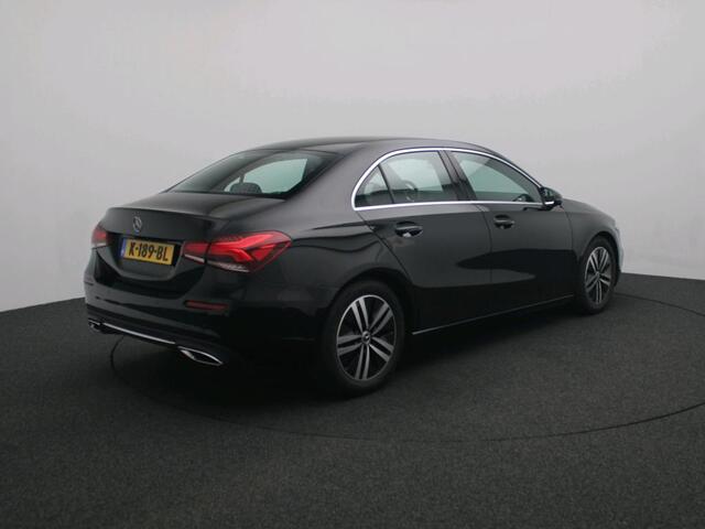 Mercedes-Benz A-KLASSE 180 Business Solution Luxury Sfeerverlichting | Stoelverwarming voor | Spiegelpakket | Achteruitrijcamera. Inclusief 24 maanden Mercedes-Benz Certified garantie voor Europa.