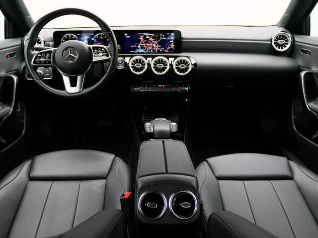 Mercedes-Benz A-KLASSE 180 Business Solution Luxury Sfeerverlichting | Stoelverwarming voor | Spiegelpakket | Achteruitrijcamera. Inclusief 24 maanden Mercedes-Benz Certified garantie voor Europa.