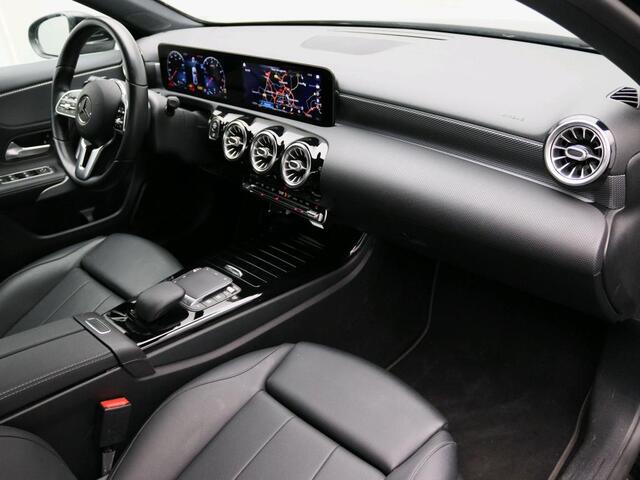 Mercedes-Benz A-KLASSE 180 Business Solution Luxury Sfeerverlichting | Stoelverwarming voor | Spiegelpakket | Achteruitrijcamera. Inclusief 24 maanden Mercedes-Benz Certified garantie voor Europa.