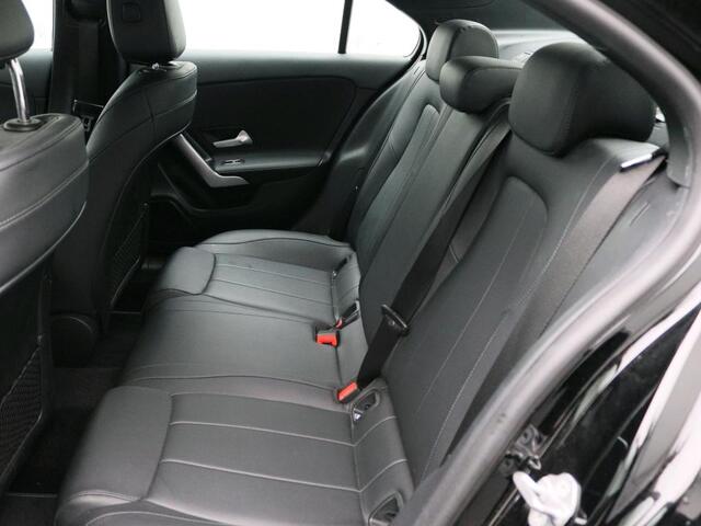 Mercedes-Benz A-KLASSE 180 Business Solution Luxury Sfeerverlichting | Stoelverwarming voor | Spiegelpakket | Achteruitrijcamera. Inclusief 24 maanden Mercedes-Benz Certified garantie voor Europa.