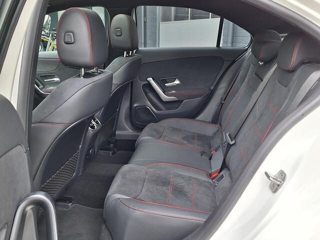 Mercedes-Benz A-KLASSE Limousine 180 Star Edition AMG LIMITED | Night Pakket | Panoramadak | MULTIBEAM LED Koplampen | Apple CarPlay | Android Auto | Sierdelen Lindenhout Zwart | Sfeerverlichting | Stoelverwarming | Achteruitrijcamera | Elektrisch Inklapbare Buitenspiegels