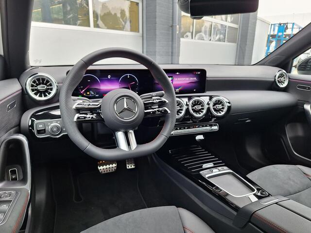 Mercedes-Benz A-KLASSE Limousine 180 Star Edition AMG LIMITED | Night Pakket | Panoramadak | MULTIBEAM LED Koplampen | Apple CarPlay | Android Auto | Sierdelen Lindenhout Zwart | Sfeerverlichting | Stoelverwarming | Achteruitrijcamera | Elektrisch Inklapbare Buitenspiegels