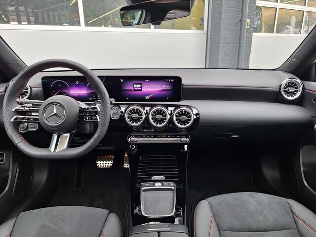 Mercedes-Benz A-KLASSE Limousine 180 Star Edition AMG LIMITED | Night Pakket | Panoramadak | MULTIBEAM LED Koplampen | Apple CarPlay | Android Auto | Sierdelen Lindenhout Zwart | Sfeerverlichting | Stoelverwarming | Achteruitrijcamera | Elektrisch Inklapbare Buitenspiegels