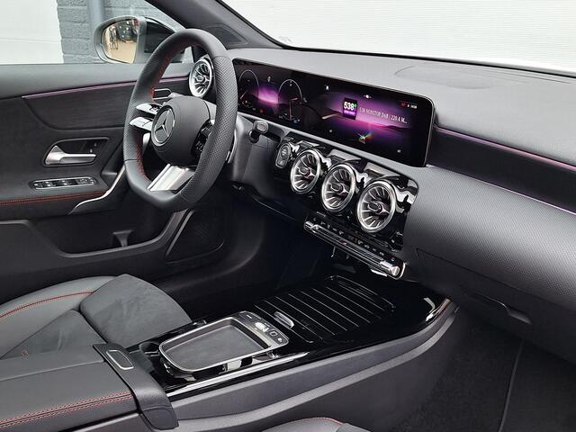 Mercedes-Benz A-KLASSE Limousine 180 Star Edition AMG LIMITED | Night Pakket | Panoramadak | MULTIBEAM LED Koplampen | Apple CarPlay | Android Auto | Sierdelen Lindenhout Zwart | Sfeerverlichting | Stoelverwarming | Achteruitrijcamera | Elektrisch Inklapbare Buitenspiegels
