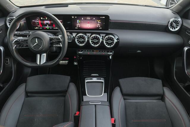 Mercedes-Benz A-KLASSE A250e 218pk AMG Hybrid Panoramadak NP. ¤60k *BTW* Head-up Night pakket Multibeam led Memory 1e Eig. NLauto 19" LMV