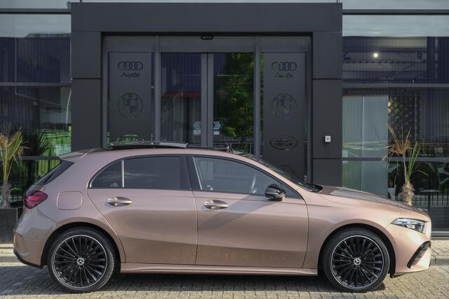 Mercedes-Benz A-KLASSE A250e 218pk AMG Hybrid Panoramadak NP. ¤60k *BTW* Head-up Night pakket Multibeam led Memory 1e Eig. NLauto 19" LMV