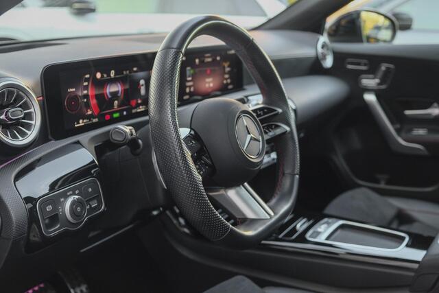 Mercedes-Benz A-KLASSE A250e 218pk AMG Hybrid Panoramadak NP. ¤60k *BTW* Head-up Night pakket Multibeam led Memory 1e Eig. NLauto 19" LMV