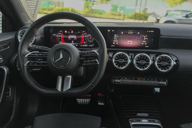 Mercedes-Benz A-KLASSE A250e 218pk AMG Hybrid Panoramadak NP. ¤60k *BTW* Head-up Night pakket Multibeam led Memory 1e Eig. NLauto 19" LMV
