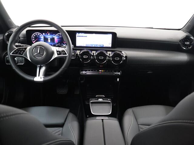 Mercedes-Benz A-KLASSE 180 Star Edition widescreen cockpit | Climate control | Parkeercamera | Stoelverwarming | Parkeercamera