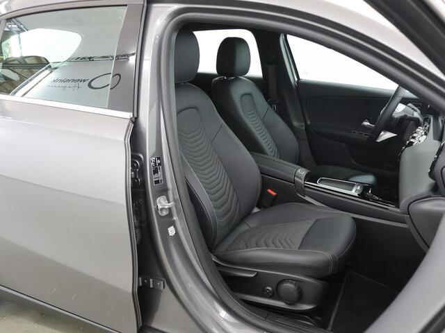 Mercedes-Benz A-KLASSE 180 Star Edition widescreen cockpit | Climate control | Parkeercamera | Stoelverwarming | Parkeercamera