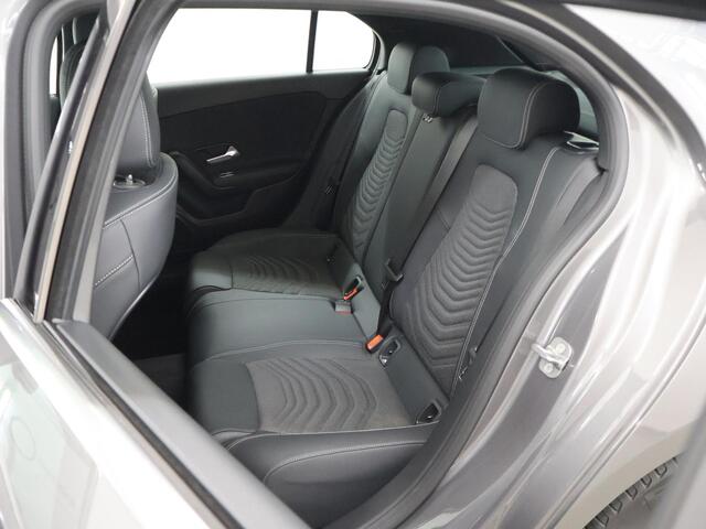 Mercedes-Benz A-KLASSE 180 Star Edition widescreen cockpit | Climate control | Parkeercamera | Stoelverwarming | Parkeercamera