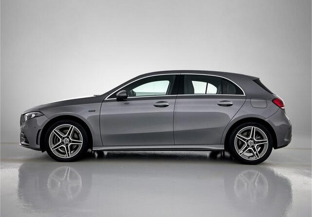 Mercedes-Benz A-KLASSE 250 e AMG line PHEV | Afn Trekhaak | Sfeerverlichting | Apple Car Play | Park pilot + achtercamera Inclusief 24 maanden MB Certified garantie voor Europa.