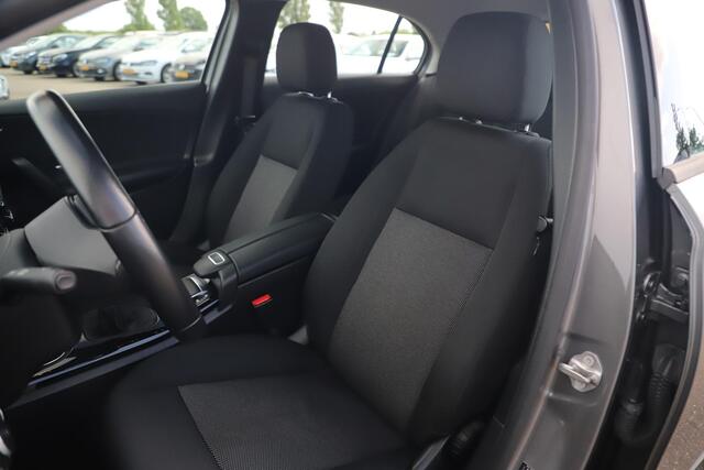 Mercedes-Benz A-KLASSE 160 Business Solution Trekhaak 19 inch LMV Widescreen Camera Clima Cruise Lane Assist Full LED Navigatie Stoelverwarming PDC
