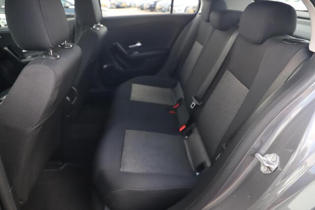 Mercedes-Benz A-KLASSE 160 Business Solution Trekhaak 19 inch LMV Widescreen Camera Clima Cruise Lane Assist Full LED Navigatie Stoelverwarming PDC