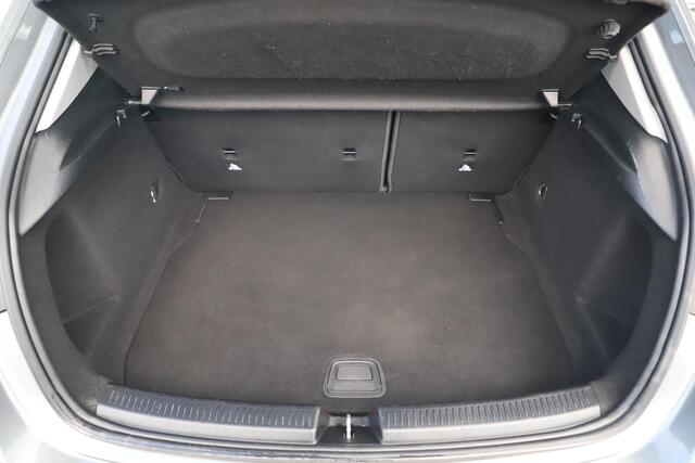 Mercedes-Benz A-KLASSE 160 Business Solution Trekhaak 19 inch LMV Widescreen Camera Clima Cruise Lane Assist Full LED Navigatie Stoelverwarming PDC