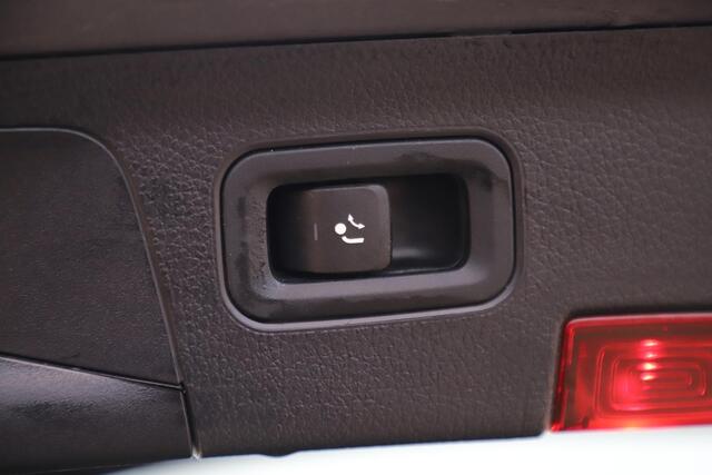 Mercedes-Benz A-KLASSE 160 Business Solution Trekhaak 19 inch LMV Widescreen Camera Clima Cruise Lane Assist Full LED Navigatie Stoelverwarming PDC
