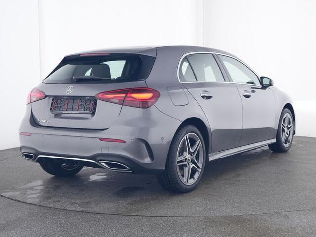 Mercedes-Benz A-KLASSE 250 e AMG Line AMG Line | Panorama Schuif-Kanteldak | Sfeerverlichting | Achteruitrijcamera | Dodehoekassistent. Inclusief 24 maanden Mercedes-Benz Certified garantie voor Europa.