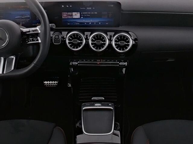 Mercedes-Benz A-KLASSE 250 e AMG Line AMG Line | Panorama Schuif-Kanteldak | Sfeerverlichting | Achteruitrijcamera | Dodehoekassistent. Inclusief 24 maanden Mercedes-Benz Certified garantie voor Europa.