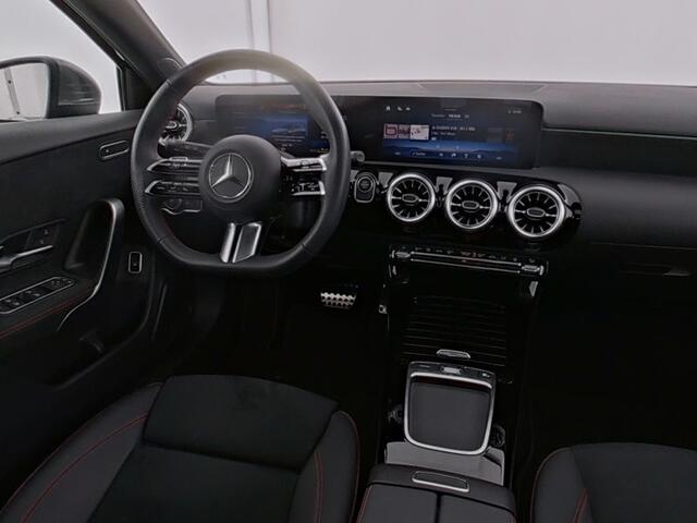 Mercedes-Benz A-KLASSE 250 e AMG Line AMG Line | Panorama Schuif-Kanteldak | Sfeerverlichting | Achteruitrijcamera | Dodehoekassistent. Inclusief 24 maanden Mercedes-Benz Certified garantie voor Europa.