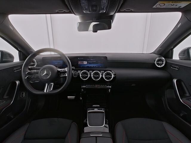Mercedes-Benz A-KLASSE 250 e AMG Line AMG Line | Panorama Schuif-Kanteldak | Sfeerverlichting | Achteruitrijcamera | Dodehoekassistent. Inclusief 24 maanden Mercedes-Benz Certified garantie voor Europa.