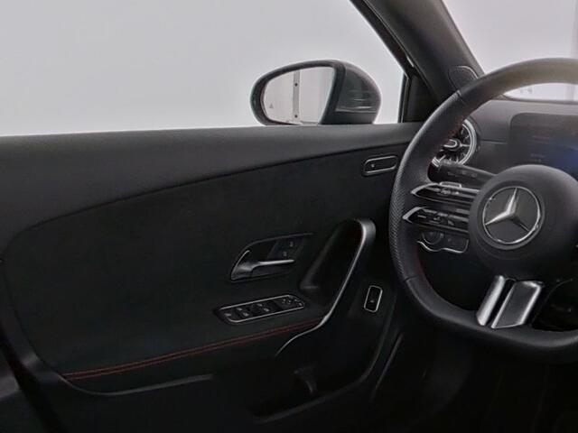 Mercedes-Benz A-KLASSE 250 e AMG Line AMG Line | Panorama Schuif-Kanteldak | Sfeerverlichting | Achteruitrijcamera | Dodehoekassistent. Inclusief 24 maanden Mercedes-Benz Certified garantie voor Europa.