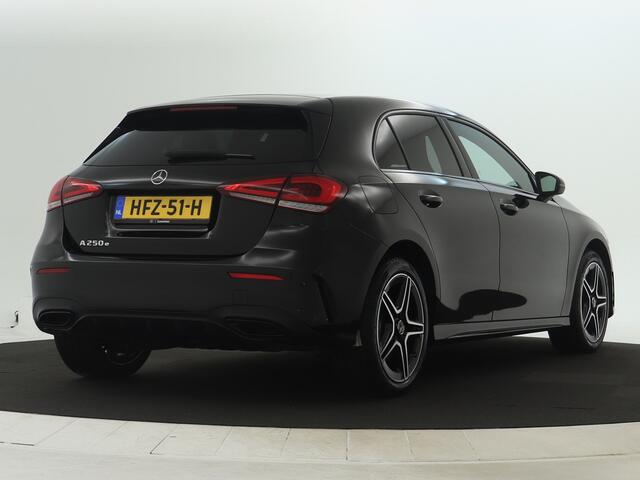 Mercedes-Benz A-KLASSE 250e AMG Nightpakket | Stoelverwarming | Sfeerverlichting | Parkeerpakket met Camera | Car Play | Inclusief 24 maanden Mercedes-Benz Certified garantie voor Europa.