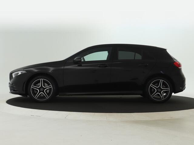 Mercedes-Benz A-KLASSE 250e AMG Nightpakket | Stoelverwarming | Sfeerverlichting | Parkeerpakket met Camera | Car Play | Inclusief 24 maanden Mercedes-Benz Certified garantie voor Europa.