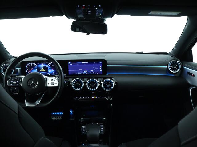 Mercedes-Benz A-KLASSE 250e AMG Nightpakket | Stoelverwarming | Sfeerverlichting | Parkeerpakket met Camera | Car Play | Inclusief 24 maanden Mercedes-Benz Certified garantie voor Europa.