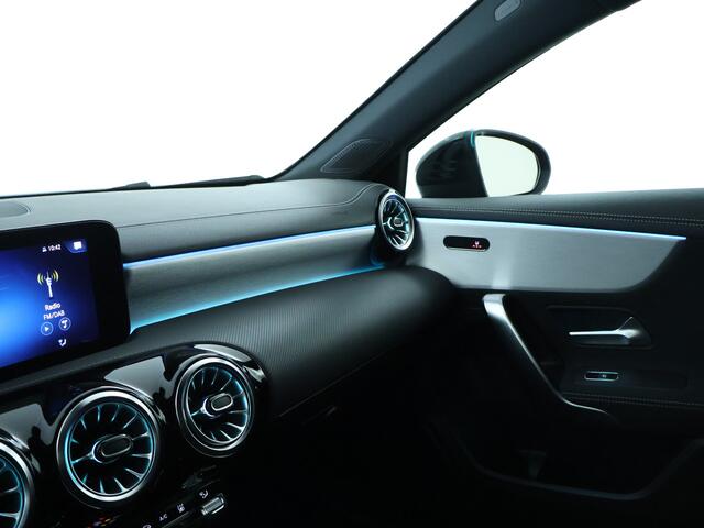 Mercedes-Benz A-KLASSE 250e AMG Nightpakket | Stoelverwarming | Sfeerverlichting | Parkeerpakket met Camera | Car Play | Inclusief 24 maanden Mercedes-Benz Certified garantie voor Europa.