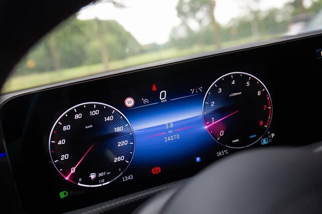 Mercedes-Benz A-KLASSE 200 AMG Line , Pano dak, Sfeerverlichting, Nightpakket,
