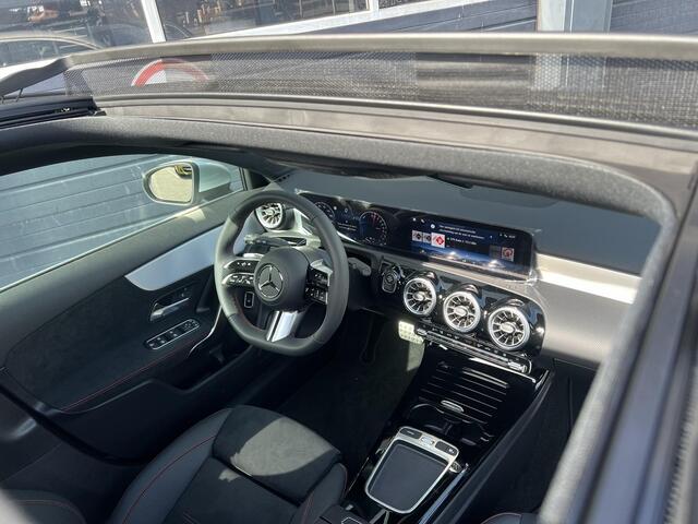 Mercedes-Benz A-KLASSE 250 e Star Edition AMG Line | Winter Pakket | 19 inch Multispaaks AMG Velgen | Panoramadak | MULTIBEAM LED koplampen | Dodehoekassistent | Sfeerverlichting |