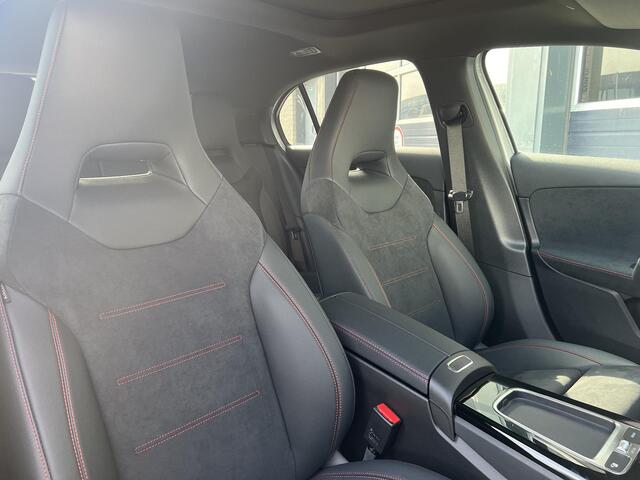 Mercedes-Benz A-KLASSE 250 e Star Edition AMG Line | Winter Pakket | 19 inch Multispaaks AMG Velgen | Panoramadak | MULTIBEAM LED koplampen | Dodehoekassistent | Sfeerverlichting |