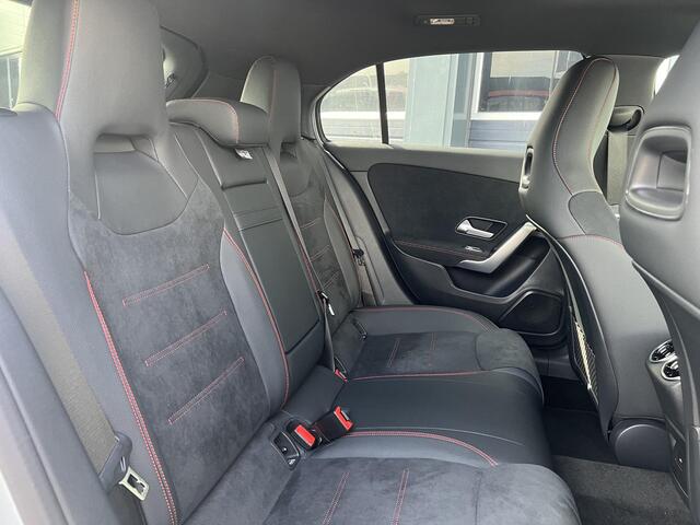 Mercedes-Benz A-KLASSE 250 e Star Edition AMG Line | Winter Pakket | 19 inch Multispaaks AMG Velgen | Panoramadak | MULTIBEAM LED koplampen | Dodehoekassistent | Sfeerverlichting |