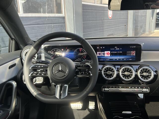 Mercedes-Benz A-KLASSE 250 e Star Edition AMG Line | Winter Pakket | 19 inch Multispaaks AMG Velgen | Panoramadak | MULTIBEAM LED koplampen | Dodehoekassistent | Sfeerverlichting |