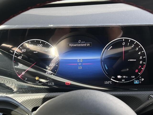 Mercedes-Benz A-KLASSE 250 e Star Edition AMG Line | Winter Pakket | 19 inch Multispaaks AMG Velgen | Panoramadak | MULTIBEAM LED koplampen | Dodehoekassistent | Sfeerverlichting |