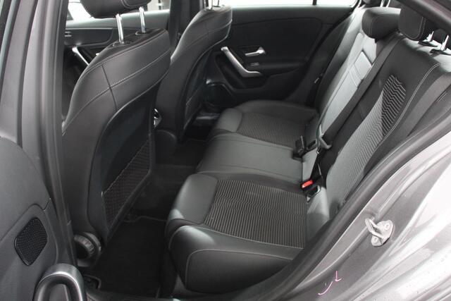Mercedes-Benz A-KLASSE 200 7-DCT Progressive Navigatie | Climate control | Camera | Parkeer sensoren | Half Lederen Bekleding | Led | Cruise Control | LMV Velgen