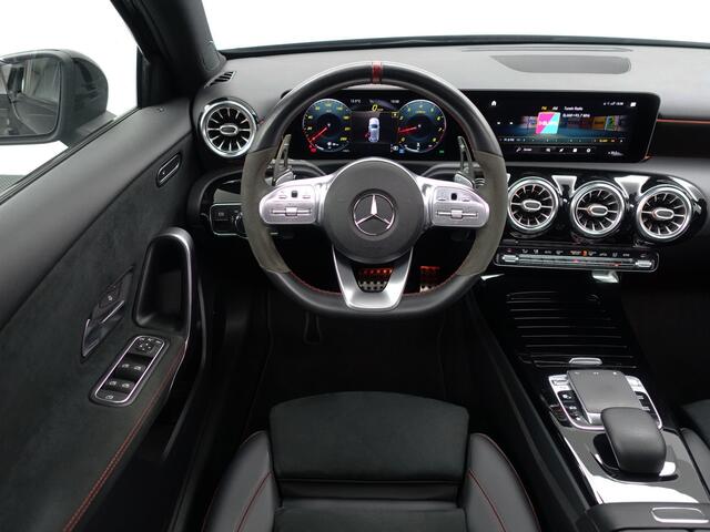 Mercedes-Benz A-KLASSE 200 AMG Premium Plus- Aero Kit, Panoramadak, Sfeerverlichting, Sportuitlaat, Alcantara Interieur Afwerking