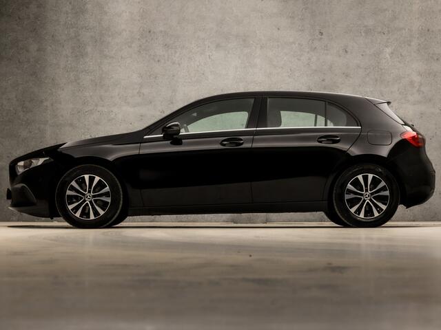 Mercedes-Benz A-KLASSE 180 Business Solution Automaat (APPLE CARPLAY, GROOT NAVI, CAMERA, TREKHAAK, SPORTSTOELEN, CRUISE, LED KOPLAMPEN, ZWART HEMEL, NIEUWSTAAT)