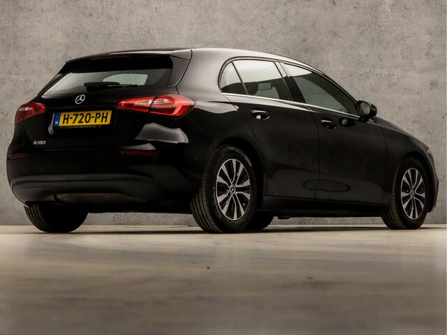 Mercedes-Benz A-KLASSE 180 Business Solution Automaat (APPLE CARPLAY, GROOT NAVI, CAMERA, TREKHAAK, SPORTSTOELEN, CRUISE, LED KOPLAMPEN, ZWART HEMEL, NIEUWSTAAT)
