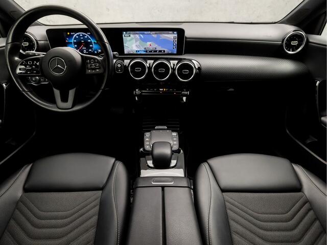 Mercedes-Benz A-KLASSE 180 Business Solution Automaat (APPLE CARPLAY, GROOT NAVI, CAMERA, TREKHAAK, SPORTSTOELEN, CRUISE, LED KOPLAMPEN, ZWART HEMEL, NIEUWSTAAT)